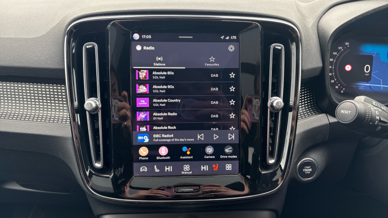 Volvo XC40 2.0 B4P Ultimate Dark 5dr Auto Petrol Estate